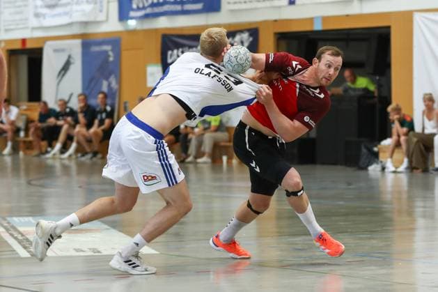 10.08.2025, xgox, Handball - Heide-Cup - Finale, Handball Verein Hamburg - Aalborg Handbold emspor, v.l. Einar Olafsson (Hamburg, 23), Sander Sagosen (Aalborg, 5) Zweikampf, Duell, Kampf, tackle Schneverdingen