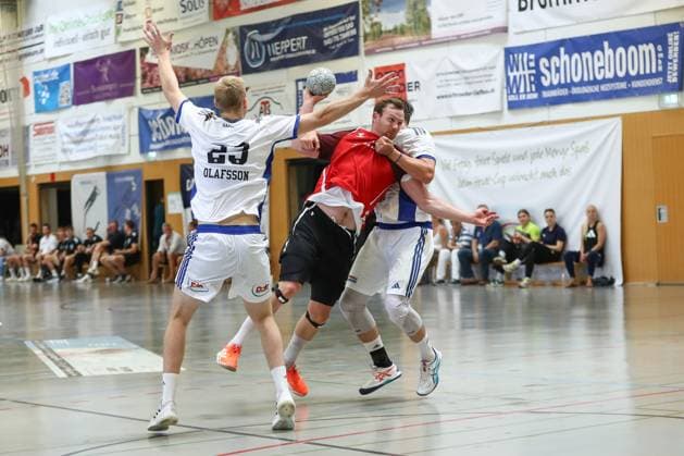 10.08.2025, xgox, Handball - Heide-Cup - Finale, Handball Verein Hamburg - Aalborg Handbold emspor, v.l. Einar Olafsson (Hamburg, 23), Sander Sagosen (Aalborg, 5), Andreas Magaard (Hamburg, 4) Zweikampf, Duell, Kampf, tackle Schneverdingen
