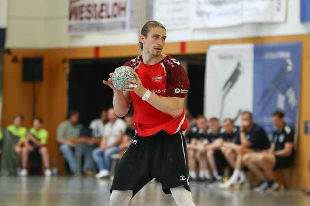 10.08.2025, xgox, Handball - Heide-Cup - Finale, Handball Verein Hamburg - Aalborg Handbold emspor, v.l. Juri Knorr (Aalborg, 21) am Ball, plays the ball Schneverdingen
