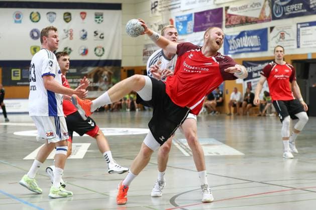 10.08.2025, xgox, Handball - Heide-Cup - Finale, Handball Verein Hamburg - Aalborg Handbold emspor, v.l. Felix Moller (Möller, Aalborg, 20) wirft Tor, Torschuetze, erzielt Tor, Treffer, scores the goal Schneverdingen