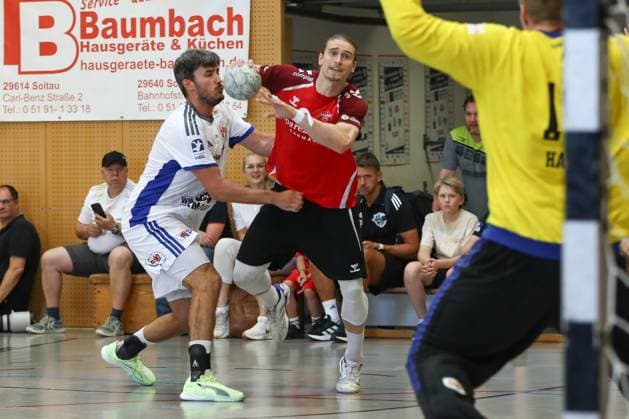 10.08.2025, xgox, Handball - Heide-Cup - Finale, Handball Verein Hamburg - Aalborg Handbold emspor, v.l. Jacob Arenth Lassen (Hamburg, 9), Juri Knorr (Aalborg, 21) Zweikampf, Duell, Kampf, tackle Schneverdingen