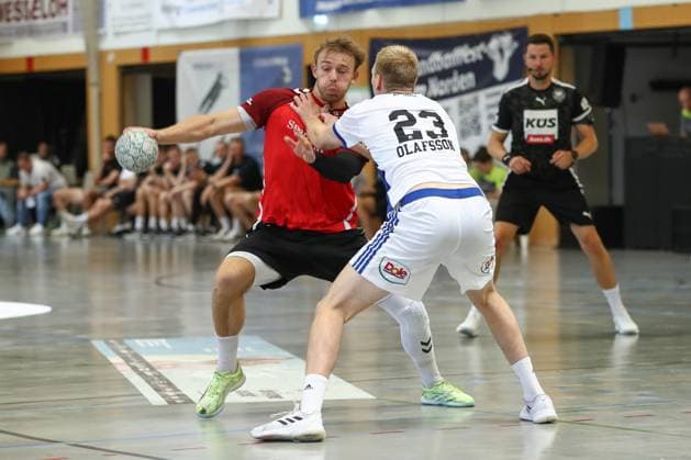 10.08.2025, xgox, Handball - Heide-Cup - Finale, Handball Verein Hamburg - Aalborg Handbold emspor, v.l. Thomas Arnoldsen (Aalborg, 7), Einar Olafsson (Hamburg, 23) Zweikampf, Duell, Kampf, tackle Schneverdingen