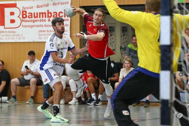 10.08.2025, xgox, Handball - Heide-Cup - Finale, Handball Verein Hamburg - Aalborg Handbold emspor, v.l. Jacob Arenth Lassen (Hamburg, 9), Juri Knorr (Aalborg, 21) Zweikampf, Duell, Kampf, tackle Schneverdingen