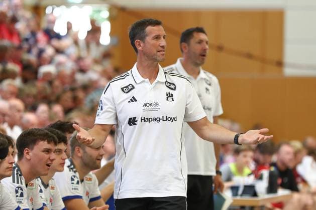10.08.2025, xgox, Handball - Heide-Cup - Finale, Handball Verein Hamburg - Aalborg Handbold emspor, v.l. Torsten Jansen (Hamburg, Trainer) gibt Anweisungen, gestikuliert mit den Armen, gesticulate, gives instructions Schneverdingen