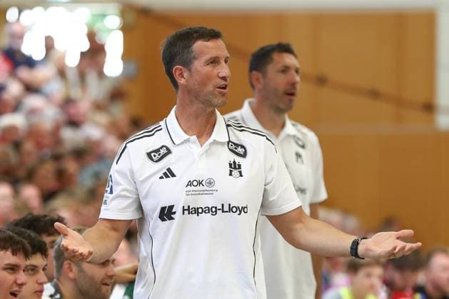 10.08.2025, xgox, Handball - Heide-Cup - Finale, Handball Verein Hamburg - Aalborg Handbold emspor, v.l. Torsten Jansen (Hamburg, Trainer) gibt Anweisungen, gestikuliert mit den Armen, gesticulate, gives instructions Schneverdingen