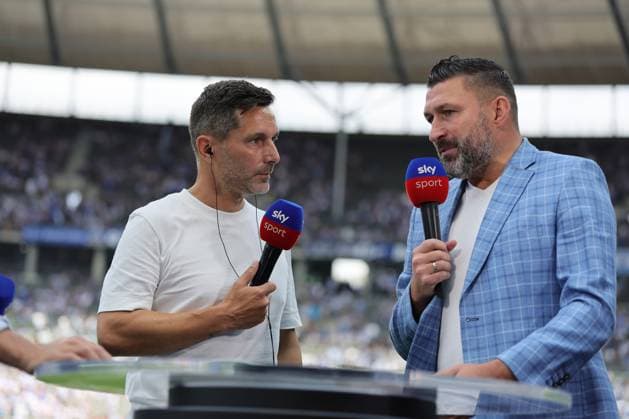 2. Fußball Bundesliga, Hertha BSC - Karlsruher SC Trainer Stefan Leitl (Hertha BSC Berlin) im Interview mit Torsten Mattuschka, während der Begegnung in der 2. Fußball Bundesliga, Hertha BSC - Karlsruher SC in Berlin, Olympiastadion, am 10.08.2025. DFB regulations prohibit any use of photographs as image sequences and or quasi video.