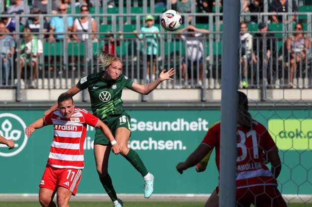 VfL- Union Berlin, Frauen Wolfsburg, 10.08.2025, FUßBALL - VfL Wolfsburg vs. Union Berlin, Testspiel, Saison 2025 26. Dina Orschmann (Union Berlin), Camilla Küver (VfL Wolfsburg) Wolfsburg