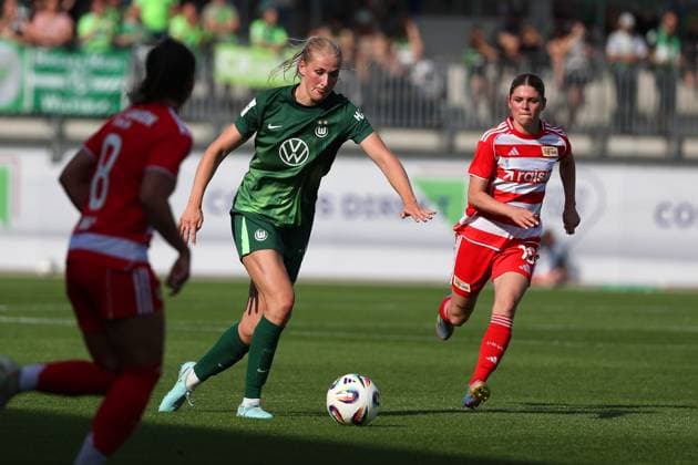 VfL- Union Berlin, Frauen Wolfsburg, 10.08.2025, FUßBALL - VfL Wolfsburg vs. Union Berlin, Testspiel, Saison 2025 26. Camilla Küver (VfL Wolfsburg), Eileen Campbell (Union Berlin) Wolfsburg