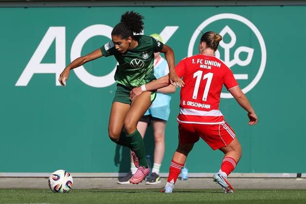 VfL- Union Berlin, Frauen Wolfsburg, 10.08.2025, FUßBALL - VfL Wolfsburg vs. Union Berlin, Testspiel, Saison 2025 26. Cora Zicai (VfL Wolfsburg), Dina Orschmann (Union Berlin) Wolfsburg