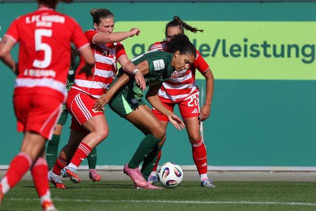 VfL- Union Berlin, Frauen Wolfsburg, 10.08.2025, FUßBALL - VfL Wolfsburg vs. Union Berlin, Testspiel, Saison 2025 26. Cora Zicai (VfL Wolfsburg), Anna Weiß (Union Berlin) Wolfsburg