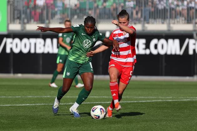 VfL- Union Berlin, Frauen Wolfsburg, 10.08.2025, FUßBALL - VfL Wolfsburg vs. Union Berlin, Testspiel, Saison 2025 26. Lineth Beerensteyn (VfL Wolfsburg), Katja Orschmann (Union Berlin) Wolfsburg
