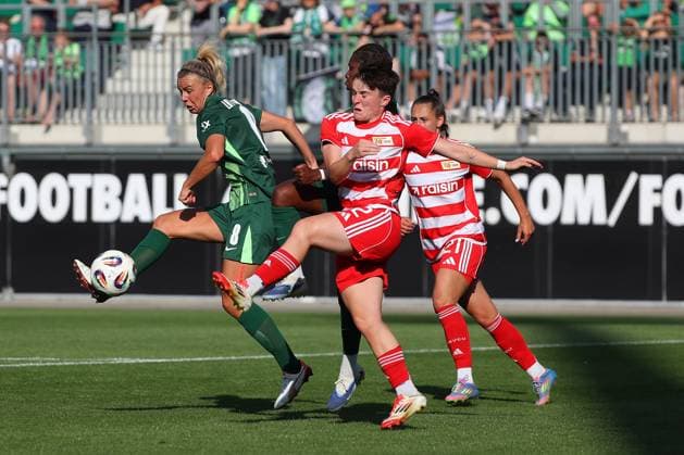 VfL- Union Berlin, Frauen Wolfsburg, 10.08.2025, FUßBALL - VfL Wolfsburg vs. Union Berlin, Testspiel, Saison 2025 26. Lena Lattwein (VfL Wolfsburg), Tomke Schneider (Union Berlin), Anna Weiß (Union Berlin) Wolfsburg