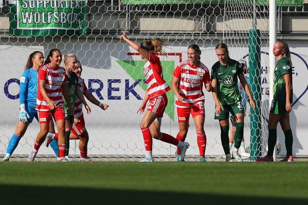 VfL- Union Berlin, Frauen Wolfsburg, 10.08.2025, FUßBALL - VfL Wolfsburg vs. Union Berlin, Testspiel, Saison 2025 26. Nele Bauereisen (Union Berlin) jubelt mit der Mannschaft nach ihrem Tor zum 0:2 Wolfsburg