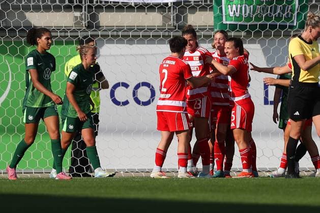 VfL- Union Berlin, Frauen Wolfsburg, 10.08.2025, FUßBALL - VfL Wolfsburg vs. Union Berlin, Testspiel, Saison 2025 26. Nele Bauereisen (Union Berlin) jubelt mit der Mannschaft nach ihrem Tor zum 0:2 Wolfsburg