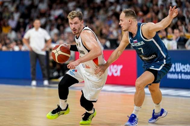 v.li.: Andreas Obst (Deutschland, 42), Klemen Prepelic (Slowenien, 7), Zweikampf, Spielszene, Duell, duel, tackle, tackling, Dynamik, Action, Aktion, 10.08.2025, Mannheim (Deutschland), Basketball, Freundschaftsspiel, Deutschland - Slowenien