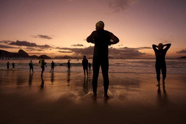 Sport Bilder des Tages August 10, 2025, Rio De Janeiro, Rio De Janeiro, Brazil: At sunrise, athletes get ready to compete in the BBA IRONMAN 70.3 Rio de Janeiro, racing through one of the ¢â‚¬â ¢s most scenic and celebrated courses. Since its debut in 2015, the event has drawn top international fields to RioÃ¢â‚¬â ¢s coastline. The race begins with a swim off Copacabana Beach, followed by a bike ride along Olympic routes and finishes with a run beside the bay in Flamengo. Rio De Janeiro Brazil - ZUMAk251 20250810_znp_k251_025 Copyright: xBobxKarpx