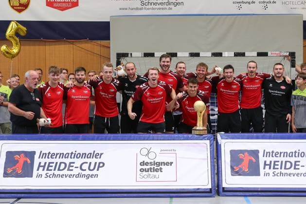 Sport Bilder des Tages 10.08.2025, xgox, Handball - Heide-Cup - Finale, Handball Verein Hamburg - Aalborg Handbold emspor, v.l. Aalborg Jubel ueber den Sieg, Jubel nach Spielende, gewinnt den Heide-Cup 2025 Schneverdingen