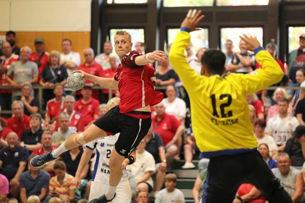 Foto : Torwurf von .... Buster Juul-Lassen (Aalborg) gegen Torhüter Mohamed El TAYAR ( HSV ) Handball Herren international, Saisonvorbereitung beim Heide Cup in Schneverdingen am So. 10.08.2025 Endspiel Finale HSV Handball - Aalborg HB 25 - 28