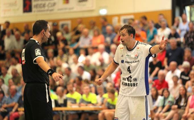 Foto : Andreas MAGAARD ( HSV ) hat Stress mit Schiri Yannick OTTO , links Handball Herren international, Saisonvorbereitung beim Heide Cup in Schneverdingen am So. 10.08.2025 Endspiel Finale HSV Handball - Aalborg HB 25 - 28