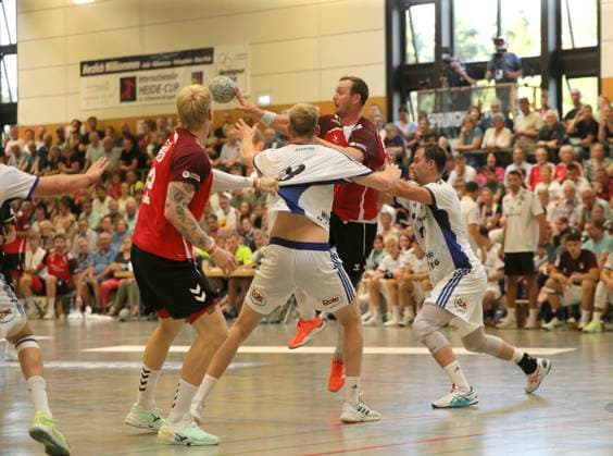 Foto : Sander Sagosen (Aalborg) gegen Einar OLAFSSON ( HSV ) und rechts ... Andreas MAGAARD Handball Herren international, Saisonvorbereitung beim Heide Cup in Schneverdingen am So. 10.08.2025 Endspiel Finale HSV Handball - Aalborg HB 25 - 28