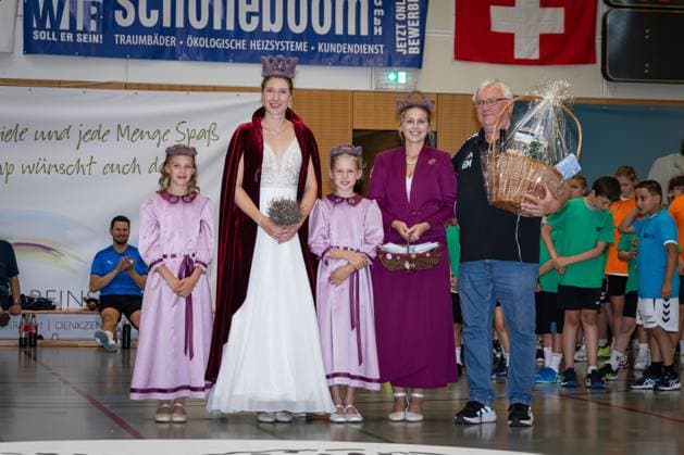 IHC 2025: HSV Hamburg vs Aalborg Handball; 10.08.25 Ehrung mit Johanna Fach (Heidekönigin Schneverdingen) IHC 2025: HSV Hamburg vs Aalborg Handball, KGS-Sporthalle am 10.08.25 Copyright: xBEAUTIFULxSPORTS MarioxM.xKobergx