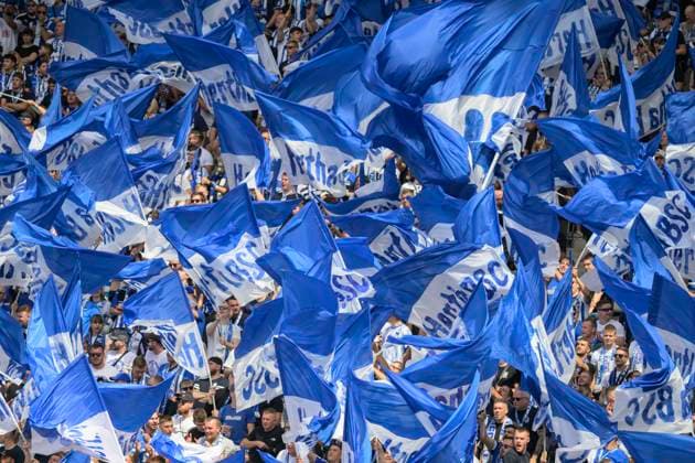 GER, Berlin, Fussball, Hertha BSC vs Karlsruher SC, KSC, DFB, 2 Bundesliga, Spielzeit 2025 2026, 10.08.25 v.l. Herthafans mit Fahnen, Schals, Transparenten, DFB DFL REGULATIONS PROHIBIT ANY USE OF PHOTOGRAPHS AS IMAGE SEQUENCES AND OR QUASI-VIDEO,