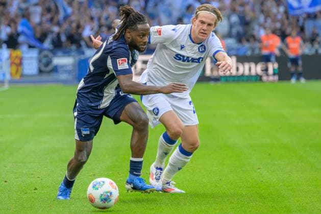 GER, Berlin, Fussball, Hertha BSC vs Karlsruher SC, KSC, DFB, 2 Bundesliga, Spielzeit 2025 2026, 10.08.25 v.l. Deyovaisio Zeefuik (Hertha BSC), David Herold (KSC), Zweikampf, Action, Kampf, kaempft um den Ball, DFB DFL REGULATIONS PROHIBIT ANY USE OF PHOTOGRAPHS AS IMAGE SEQUENCES AND OR QUASI-VIDEO,