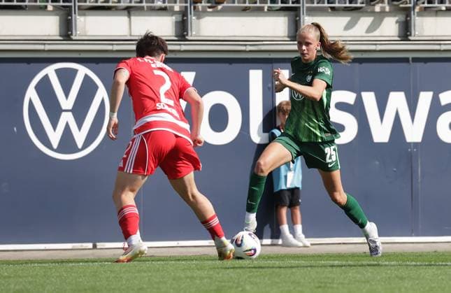 Vivien Endemann (VfL Wolfsburg), Tomke Schneider (1. FC Union Berlin) Fussball, Frauen, Saison 2025 2026, 1.Liga, Google Pixel Frauen-Bundesliga, VfL Wolfsburg gegen Union Berlin, Saisonvorbereitung, Testspiel, 0-2, Fanfest DFL REGULATIONS PROHIBIT ANY USE OF PHOTOGRAPHS AS IMAGE SEQUENCES AND OR QUASI-VIDEO.