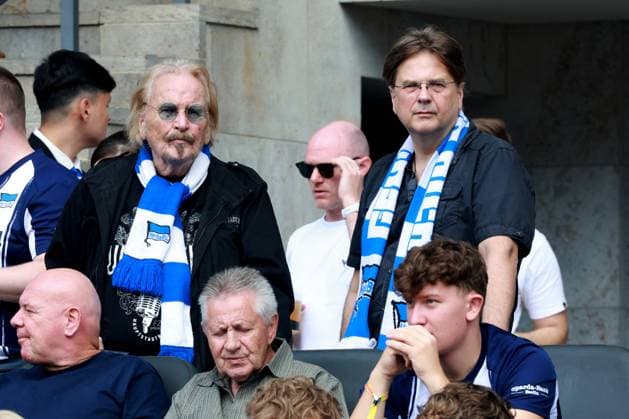 Sport Bilder des Tages DEU, DFL, 2. FBL, Hertha BSC vs. Karlsruher SC, 10.08.2025, Berliner Olympiastadion, Berlin, DEU, DFL, 2. FBL, Hertha BSC vs. Karlsruher SC, im Bild Frank Zander und sein Sohn DFL - regulations prohibit any use of Photographs as image sequences and or quasi-video