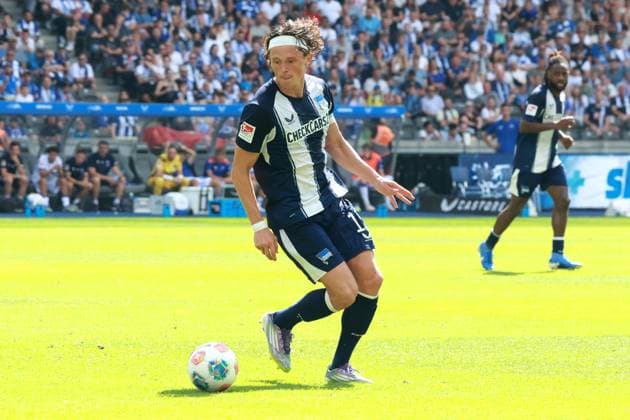 DEU, DFL, 2. FBL, Hertha BSC vs. Karlsruher SC, 10.08.2025, Berliner Olympiastadion, Berlin, DEU, DFL, 2. FBL, Hertha BSC vs. Karlsruher SC, im Bild Fabian Reese (Hertha BSC Berlin 11) DFL - regulations prohibit any use of Photographs as image sequences and or quasi-video