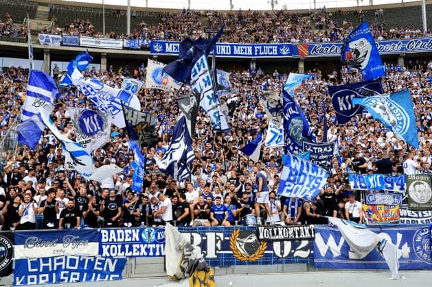 DEU, DFL, 2. FBL, Hertha BSC vs. Karlsruher SC, 10.08.2025, Berliner Olympiastadion, Berlin, DEU, DFL, 2. FBL, Hertha BSC vs. Karlsruher SC, im Bild KSC-Fans DFL - regulations prohibit any use of Photographs as image sequences and or quasi-video
