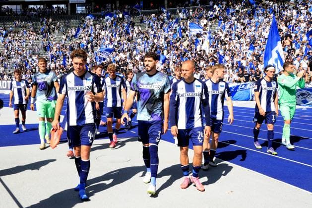 DEU, DFL, 2. FBL, Hertha BSC vs. Karlsruher SC, 10.08.2025, Berliner Olympiastadion, Berlin, DEU, DFL, 2. FBL, Hertha BSC vs. Karlsruher SC, im Bild Hertha-Spielerkreis, Hertha-BSC Fans Linus Gechter (Hertha BSC Berlin 44), Agust’n Rogel (Hertha BSC Berlin 3), Jon Dabur Thorsteinsson (Hertha BSC Berlin 24), Julian Eitschberger (Hertha BSC Berlin 2) DFL - regulations prohibit any use of Photographs as image sequences and or quasi-video