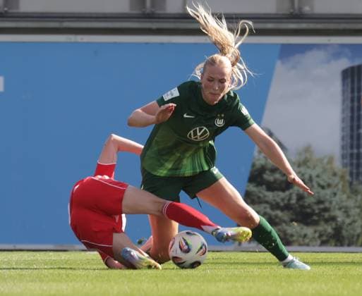 Eileen Campbell (1. FC Union Berlin), Camilla Kuever (VfL Wolfsburg) Fussball, Frauen, Saison 2025 2026, 1.Liga, Google Pixel Frauen-Bundesliga, VfL Wolfsburg gegen Union Berlin, Saisonvorbereitung, Testspiel, 0-2, Fanfest DFL REGULATIONS PROHIBIT ANY USE OF PHOTOGRAPHS AS IMAGE SEQUENCES AND OR QUASI-VIDEO.