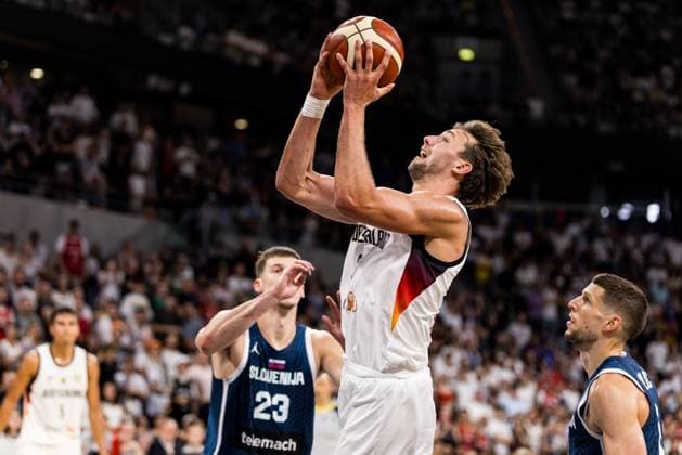 EM Vorbereitung: Deutschland - Slowenien; 10.08.2025 Luka Scuka (Slowenien, 23), Franz Wagner (Deutschland, 9) im Wurf EM Vorbereitung Freundschaftsspiel: Deutschland - Slowenien, Mannheim, SAP Arena am 10.08.2025 Copyright: xBEAUTIFULxSPORTS Wunderlx