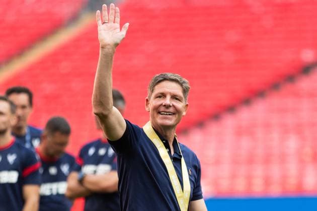 Crystal Palace manager Oliver Glasner waves to fans after winning the penalty shootout of the 2025 FA Community Shield game between Crystal Palace and Liverpool at Wembley Stadium in London, England. Copyright: xx Sportspressphoto_SPR9295