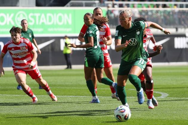 VfL- Union Berlin, Frauen Wolfsburg, 10.08.2025, FUßBALL - VfL Wolfsburg vs. Union Berlin, Testspiel, Saison 2025 26. Thea Bjelde (VfL Wolfsburg), Alexandra Popp (VfL Wolfsburg) Wolfsburg