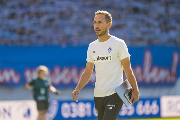 Rostock, Deutschland 10. August 2025: 3. Liga - 2025 2026 - FC Hansa Rostock vs. SV Waldhof Mannheim Im Bild: Trainer Dominik Glawogger (Waldhof Mannheim) DFB regulations prohibit any use of photographs as image sequences and or quasi-video. Copyright: xFotostandx xVoelkerx