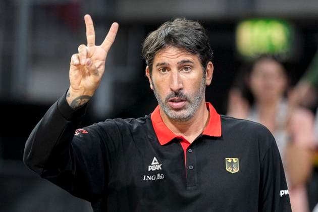 Alex Mumbru Murcia (Trainer, Bundestrainer, Head Coach, Deutschland), gibt Anweisungen, gestikuliert, mit den Armen gestikulieren, Einzelbild, Einzelfoto, Aktion, Action, 10.08.2025, Mannheim (Deutschland), Basketball, Freundschaftsspiel, Deutschland - Slowenien