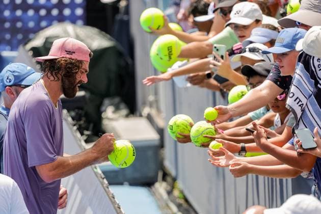 August 10, 2025, Mason, Ohio, U.S: Reilly Opelka (USA) sings autographs for fans after winning his match at SundayÃ¢â‚¬â ¢s second round of the Cincinnati Open at the Lindner Family Tennis Center, Mason, Oh. Mason U.S - ZUMAs304 20250810_zaf_s304_189 Copyright: xScottxStuartx