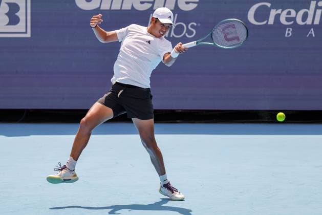 August 10, 2025, Mason, Ohio, U.S: Learner Tien (USA) hits a forehand shot during SundayÃ¢â‚¬â ¢s second round of the Cincinnati Open at the Lindner Family Tennis Center, Mason, Oh. Mason U.S - ZUMAs304 20250810_zaf_s304_213 Copyright: xScottxStuartx