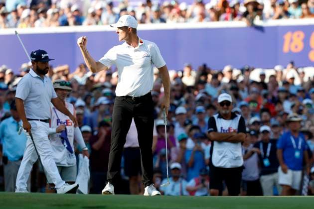 MEMPHIS, TN - AUGUST 10: Justin Rose of England fist pumps after making birdie on the third playoff hole during the final round of the FedEx St. Jude Championship, August 10, 2025, at TPC Southwind in Memphis, Tennessee. (Photo by Matthew Maxey Icon Sportswire) GOLF: AUG 10 PGA, Golf Herren FedEx Cup Playoffs - FedEx St. Jude Championship EDITORIAL USE ONLY Icon250810073