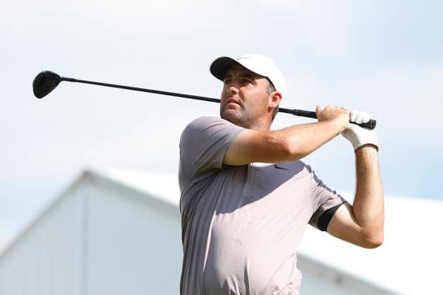 MEMPHIS, TN - AUGUST 10: Scottie Scheffler of the United States watches his tee shot on No. 18 during the final round of the FedEx St. Jude Championship, August 10, 2025, at TPC Southwind in Memphis, Tennessee. (Photo by Matthew Maxey Icon Sportswire) GOLF: AUG 10 PGA, Golf Herren FedEx Cup Playoffs - FedEx St. Jude Championship EDITORIAL USE ONLY Icon250810054