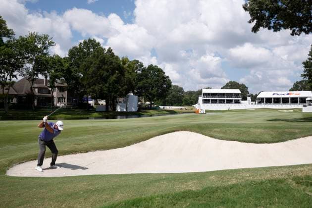 MEMPHIS, TN - AUGUST 10: Ryan Fox of New Zealand hits from a bunker on No. 18 during the final round of the FedEx St. Jude Championship, August 10, 2025, at TPC Southwind in Memphis, Tennessee. (Photo by Matthew Maxey Icon Sportswire) GOLF: AUG 10 PGA, Golf Herren FedEx Cup Playoffs - FedEx St. Jude Championship EDITORIAL USE ONLY Icon250810006