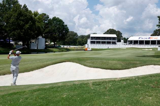 MEMPHIS, TN - AUGUST 10: Jason Day of Australia this from the bunker on No. 18 during the final round of the FedEx St. Jude Championship, August 10, 2025, at TPC Southwind in Memphis, Tennessee. (Photo by Matthew Maxey Icon Sportswire) GOLF: AUG 10 PGA, Golf Herren FedEx Cup Playoffs - FedEx St. Jude Championship EDITORIAL USE ONLY Icon250810019