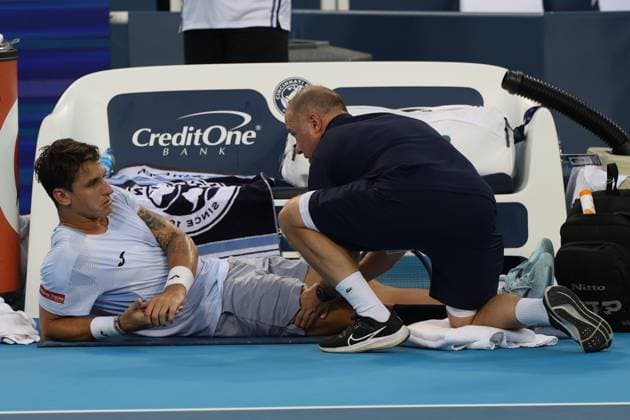 August 10, 2025, Mason, Ohio, United States: CAMILO UGO CARABELLI of Argentina during medical break in the match against B. Shelton of USA in the second round of the Cincinnati Open at the Lindner Family Tennis Center. Mason, Ohio. Ugo Carabelli retired. Mason United States - ZUMAc278 20250810_zsp_c278_035 Copyright: xMarcinxCholewinskix