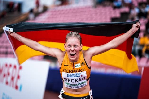European U20 Athletics Championships; Tampere, 10.08.2025 Jana Marie BECKER (GER) celebrates with flag after her win in the 800 Metres Women at the European U20 Athletics Championships in Tampere (Finland) on Sunday, 10.08.2025 *** European U20 Athletics Championships Tampere, 10 08 2025 Jana Marie BECKER GER celebrates with flag after her win in the 800 Metres Women at the European U20 Athletics Championships in Tampere Finland on Sunday, 10 08 2025 Copyright: xBEAUTIFULxSPORTS UlfxSchillerx