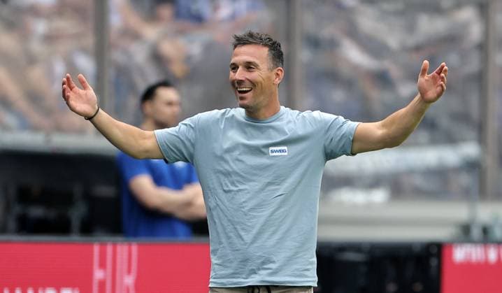 Trainer Christian Eichner gestikulierend Aktion Oberkörper Fußball Fussball DFL 2.Bundesliga Herren 2. Spieltag Saison 2025 2026 10.08.2025 Hertha BSC Berlin vs. Karlsruher SC KSC DFL regulations prohibit any use of photographs as image sequences and or quasi-video