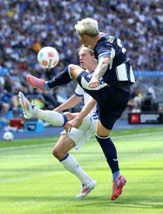 David Herold, Dawid Kownacki Zweikampf Spielszene Aktion Fußball Fussball DFL 2.Bundesliga Herren 2. Spieltag Saison 2025 2026 10.08.2025 Hertha BSC Berlin vs. Karlsruher SC KSC DFL regulations prohibit any use of photographs as image sequences and or quasi-video