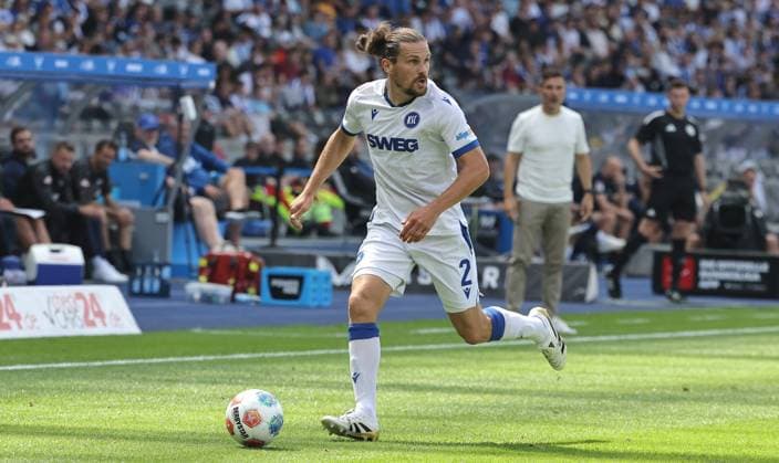 Sebastian Jung am Ball Einzelbild Freisteller Aktion Fußball Fussball DFL 2.Bundesliga Herren 2. Spieltag Saison 2025 2026 10.08.2025 Hertha BSC Berlin vs. Karlsruher SC KSC DFL regulations prohibit any use of photographs as image sequences and or quasi-video