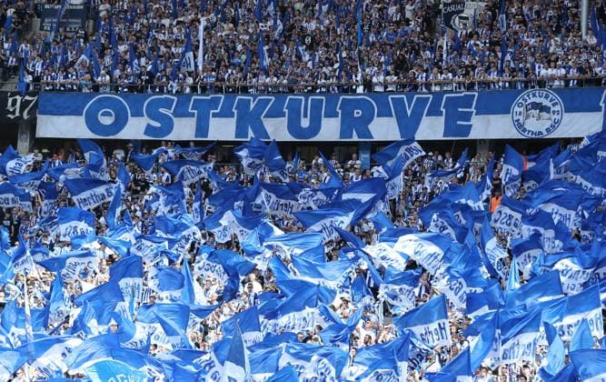 Herthafans in der Ostkuve, Fahnen Fußball Fussball DFL 2.Bundesliga Herren 2. Spieltag Saison 2025 2026 10.08.2025 Hertha BSC Berlin vs. Karlsruher SC KSC DFL regulations prohibit any use of photographs as image sequences and or quasi-video